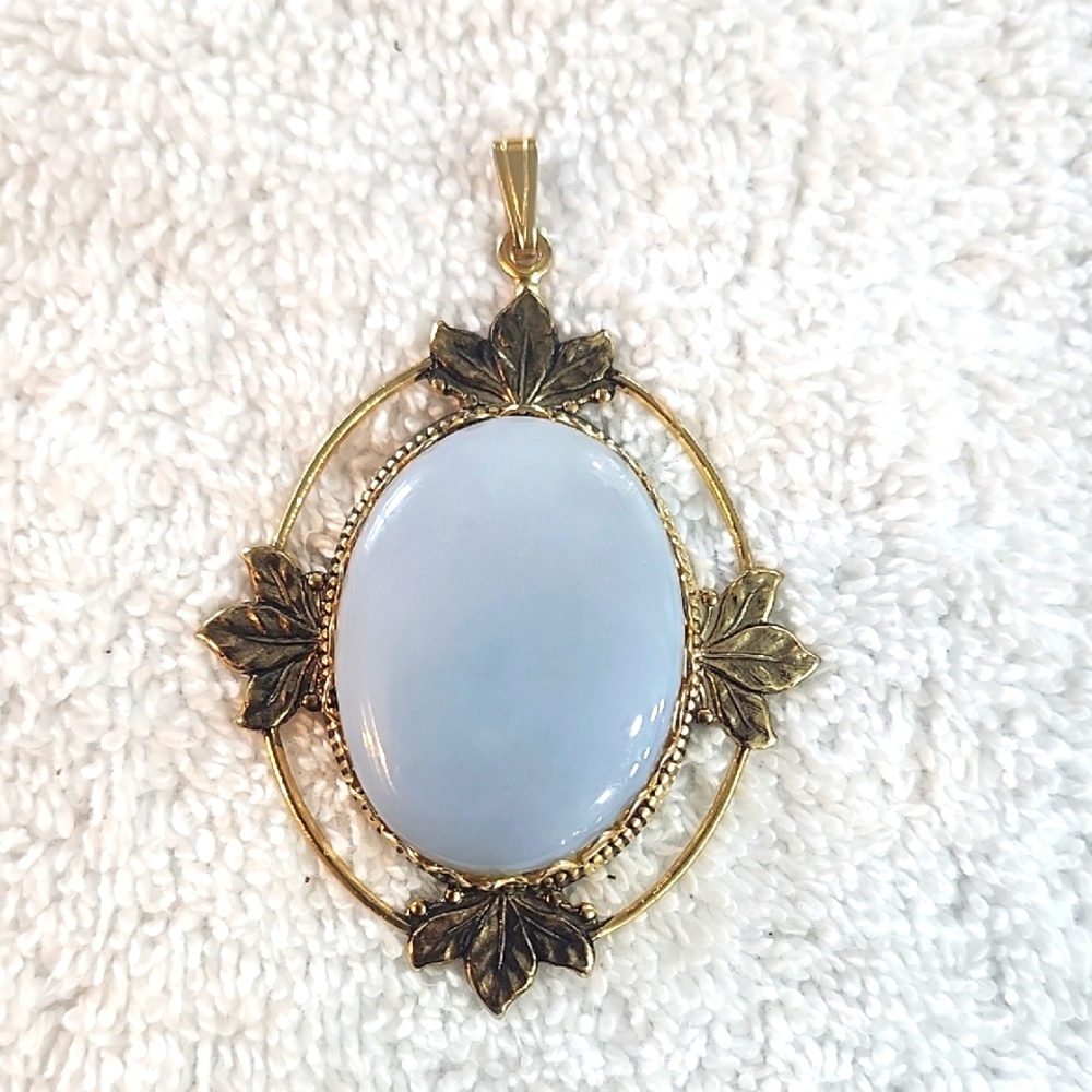 Elegant Gold and Blue Pendant For Neclace